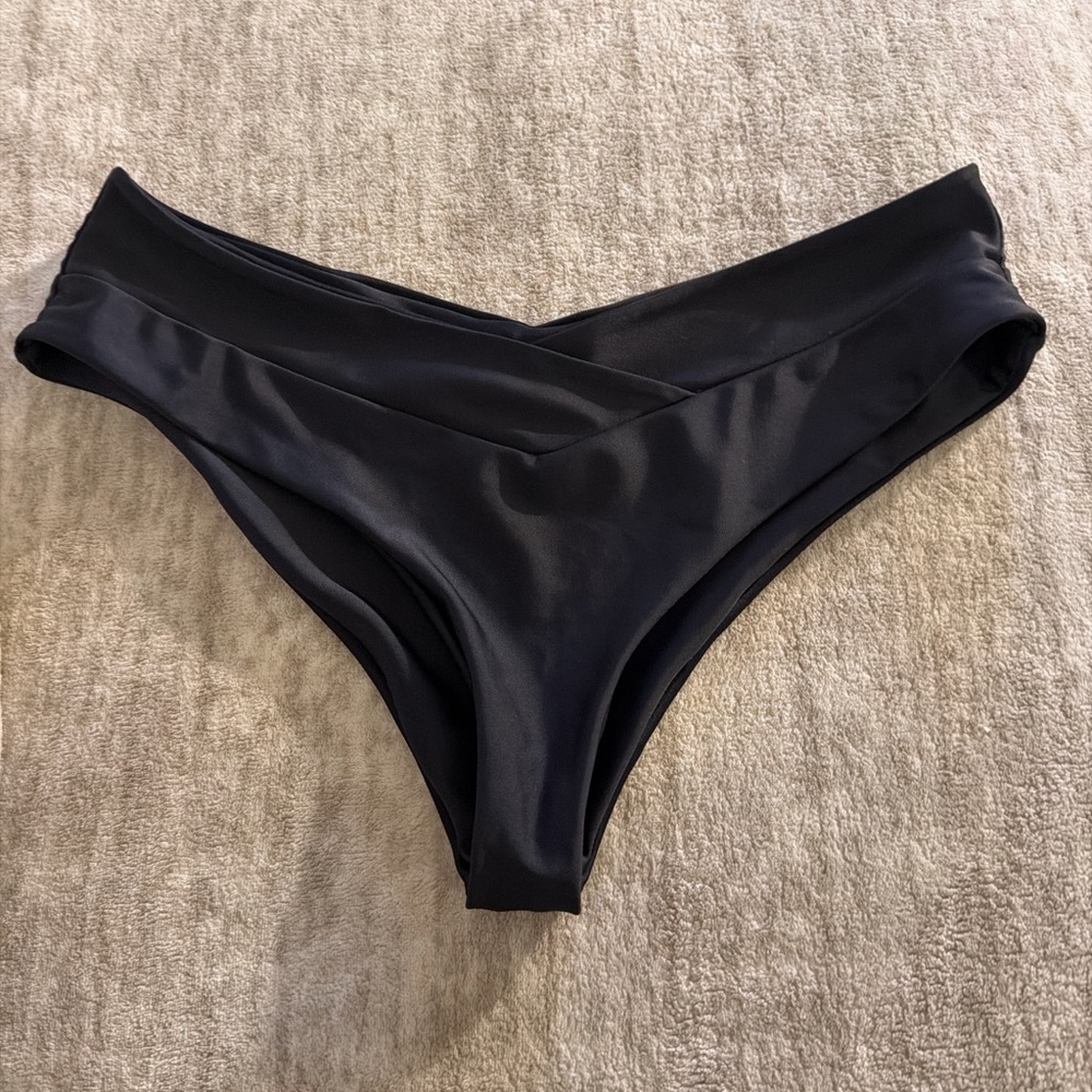 Black cheeky bikini bottoms